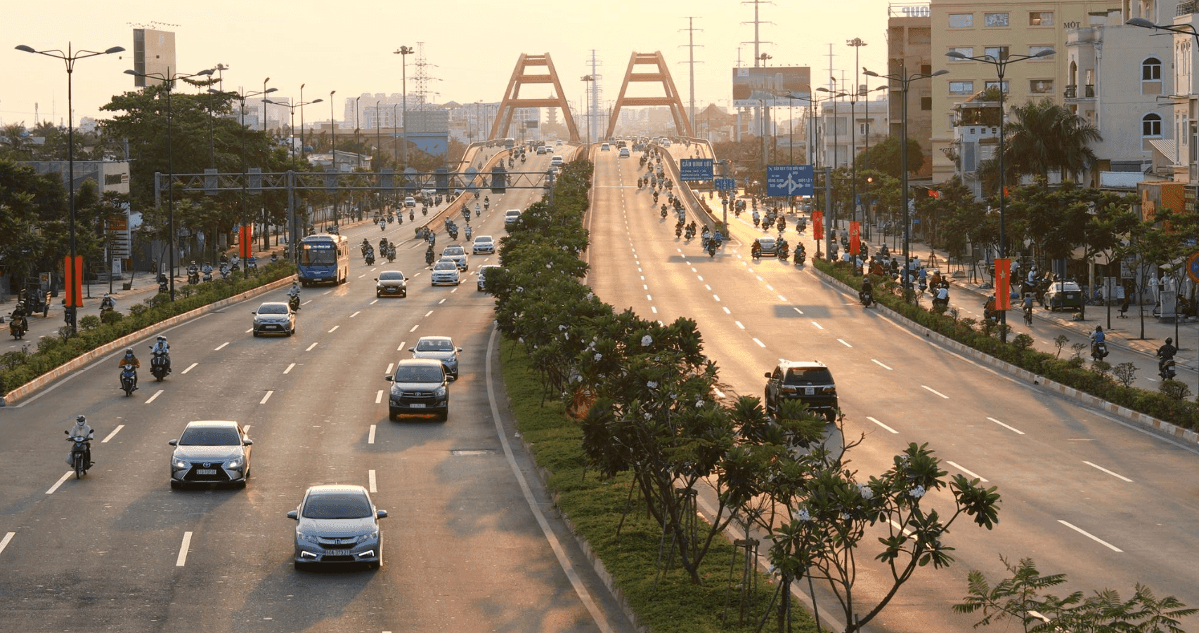 Lưu lượng phương tiện đông đúc trên đường Phạm Văn Đồng vào giờ cao điểm