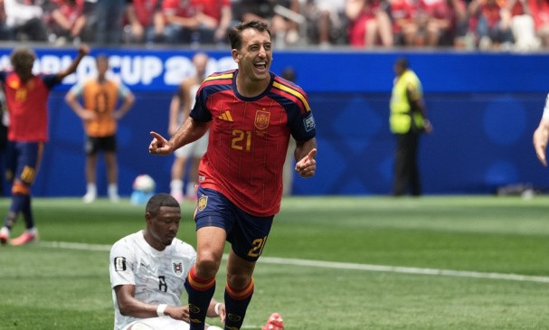 Mikel Oyarzabal ăn mừng bàn thắng mở tỷ số cho Tây Ban Nha trước Áo.