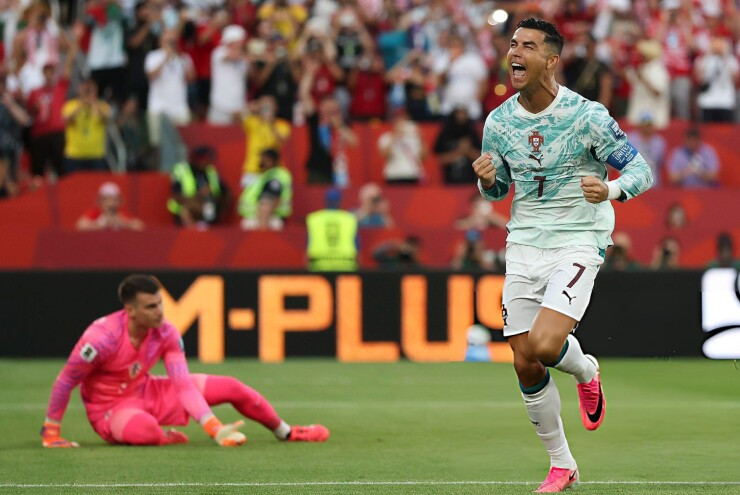 Cristiano Ronaldo ăn mừng bàn thắng lịch sử tại vòng knock-out World Cup 2026