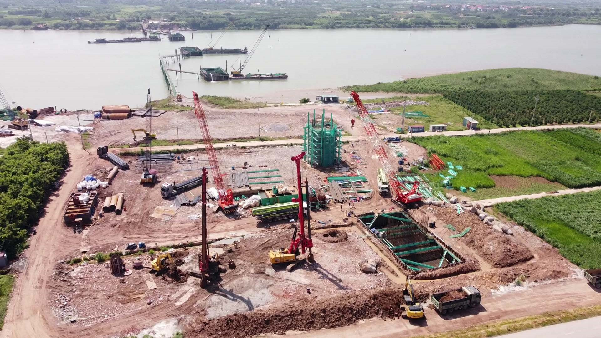 Trụ cầu đường sắt vượt sông Đuống đang thi công