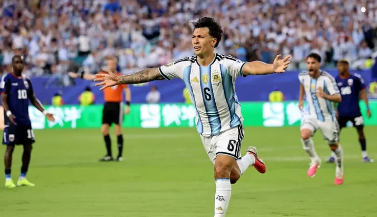 Lisandro Martinez ghi bàn thắng quan trọng cho Argentina trong hiệp phụ.