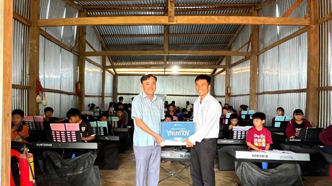 Ông Bùi Tiến Viết - Phó Chủ tịch HĐND xã Đam Rông 2 tặng quà động viên tinh thần ông Sùng Văn Phừ