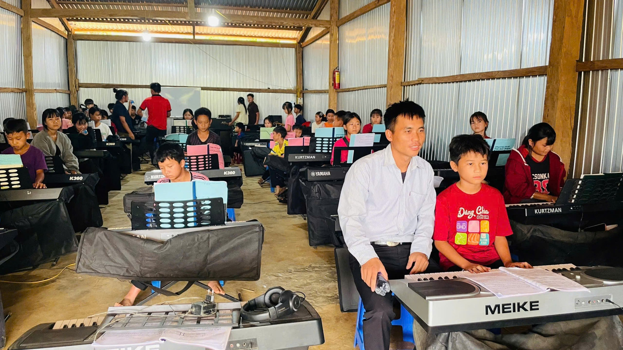 Lớp học đàn là tâm huyết của anh Sùng Văn Phừ, một người con dân tộc Mông đã nhiều năm gắn bó với vùng đất Đạ Mpô, xã Đam Rông 2