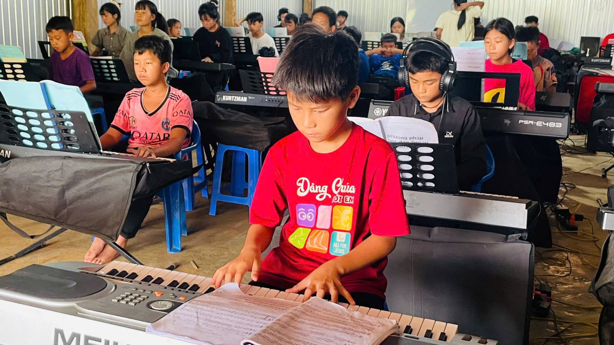 Lớp học đàm làm phong phú thêm đời sống của con em người Mông