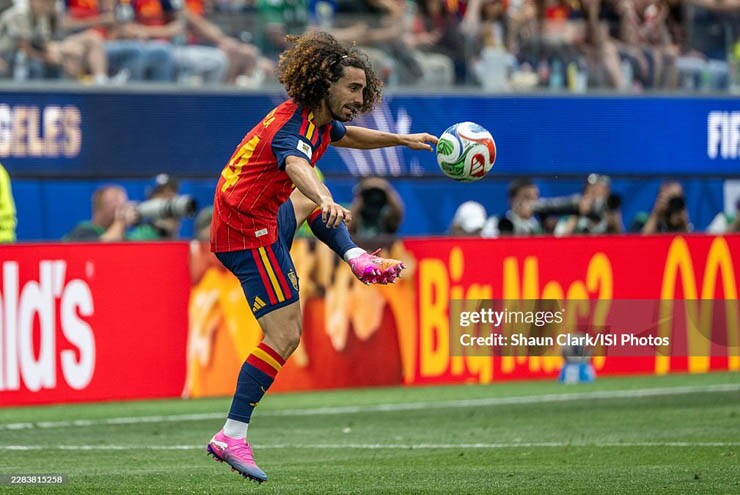 Marc Cucurella đóng vai trò quan trọng trong lối chơi biên của Tây Ban Nha