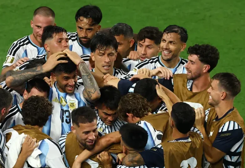 Các cầu thủ Argentina ăn mừng chiến thắng nghẹt thở trước Cape Verde.