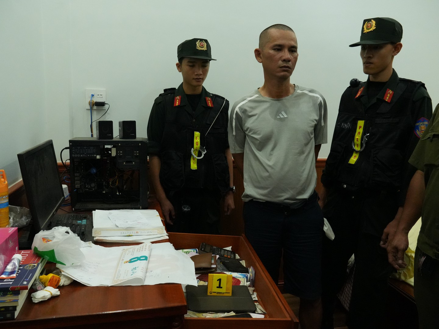 Lực lượng Công an làm việc với các đối tượng trong đường dây đánh bạc tại Cần Thơ