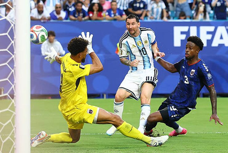 Lionel Messi dứt điểm tinh tế đánh bại thủ môn Vozinha của Cape Verde