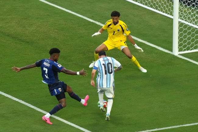 Lionel Messi ăn mừng bàn thắng mở tỷ số cho đội tuyển Argentina.