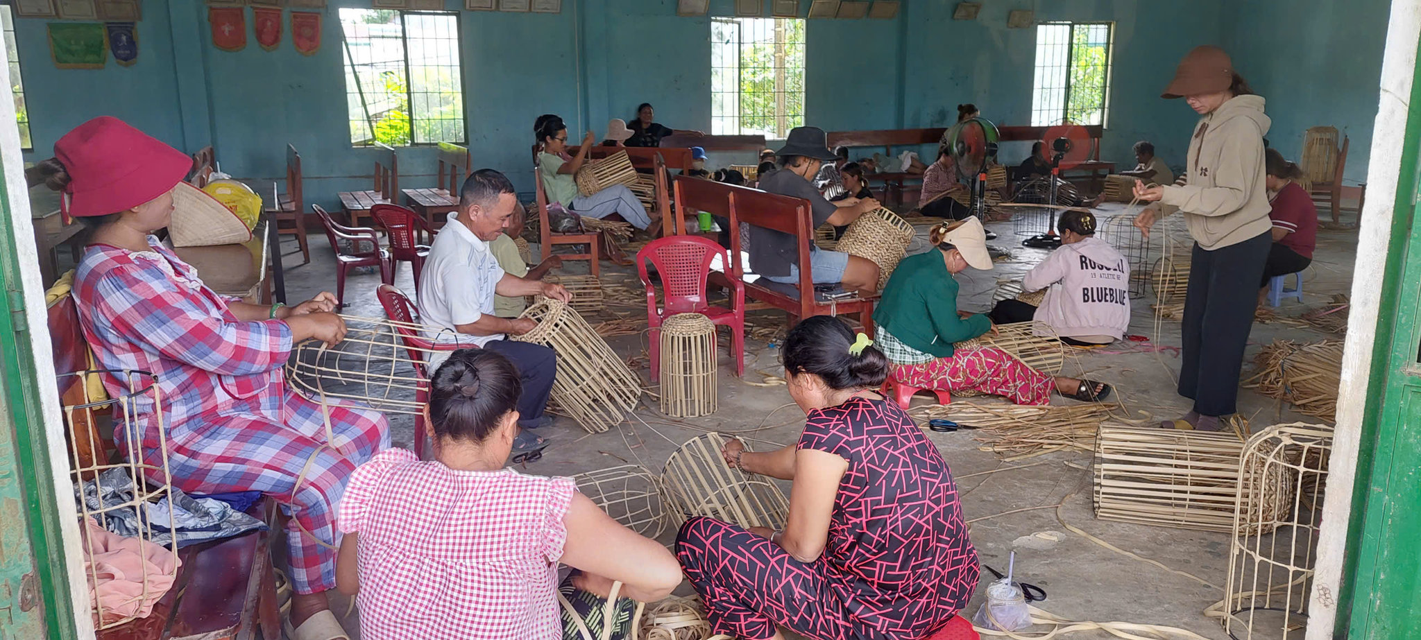 Đồng bào Mạ ở thôn Buôn Go, Cát Tiên học nghề đan lát