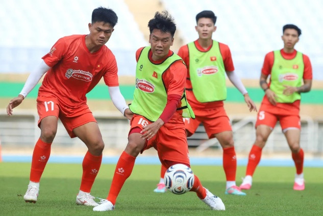 HLV Kim Sang-sik quan sát các cầu thủ tập luyện.