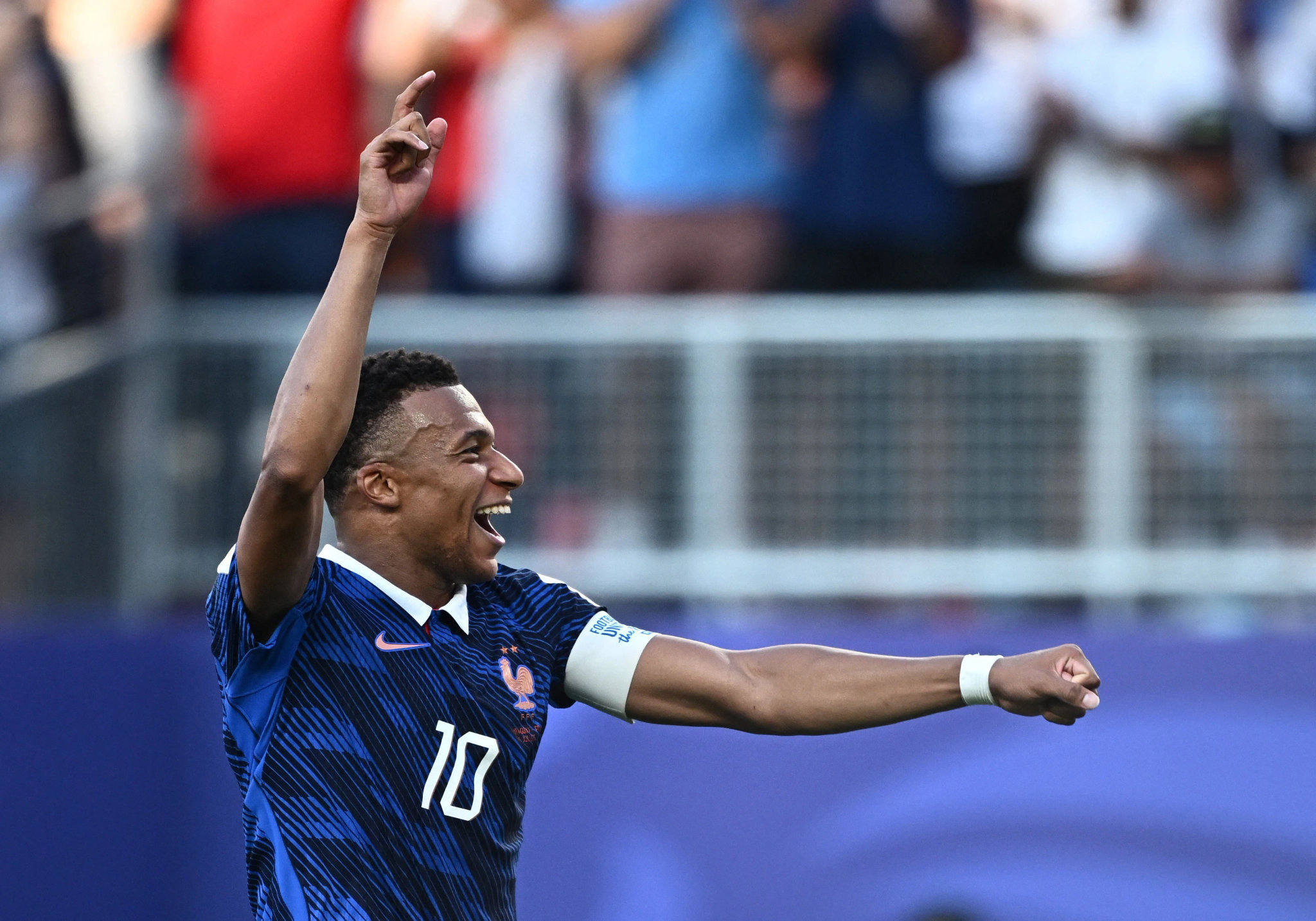 Mbappe ăn mừng bàn thắng duy nhất giúp Pháp lọt vào tứ kết