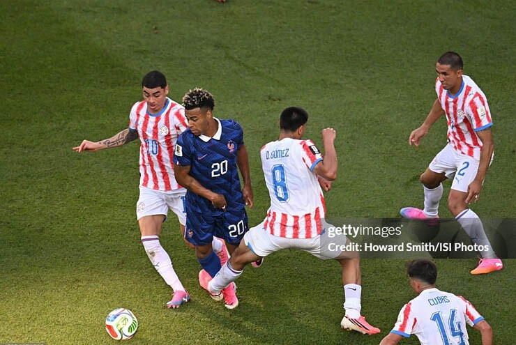 Pha phạm lỗi của Diego Gomez với Desire Doue dẫn đến quả phạt đền quyết định.