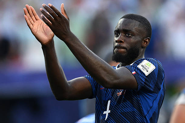 Dayot Upamecano chỉ huy hàng phòng ngự tuyển Pháp đầy ấn tượng