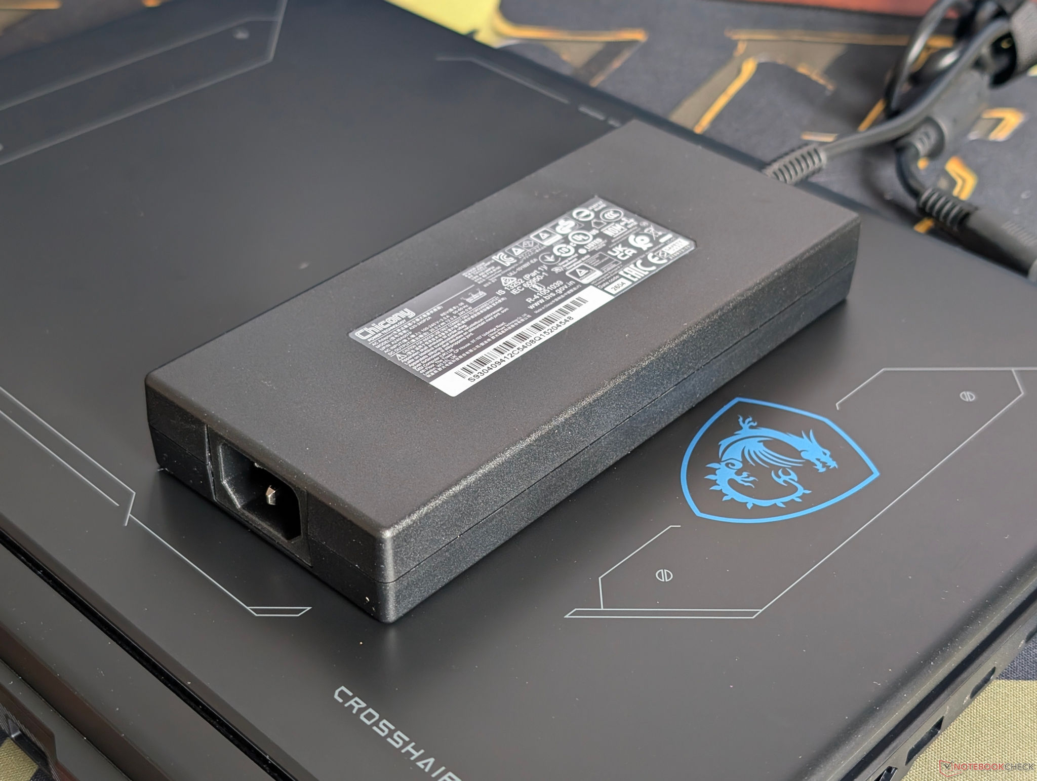 Laptop MSI tiêu thụ tới 250W khi chơi game dù bộ sạc chỉ định mức 240W