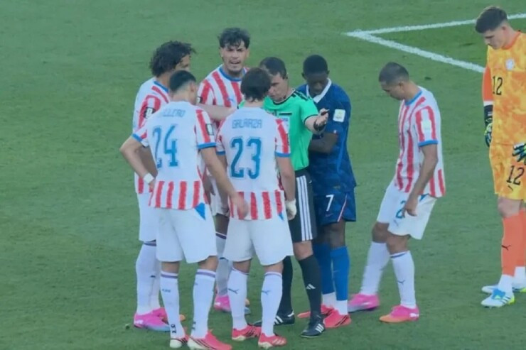 Gustavo Velazquez dùng chiêu trò trước khi Mbappe đá phạt đền