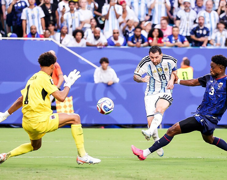 Messi luôn biết tăng tốc đúng lúc để tung đòn kết liễu đối thủ.
