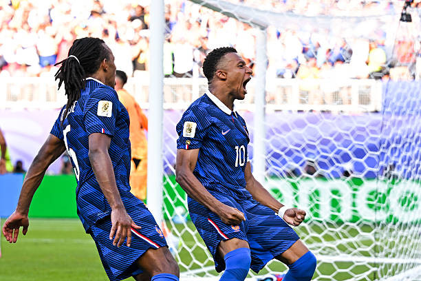 Kylian Mbappe lạnh lùng dứt điểm trên chấm phạt đền giúp Pháp khai thông bế tắc.