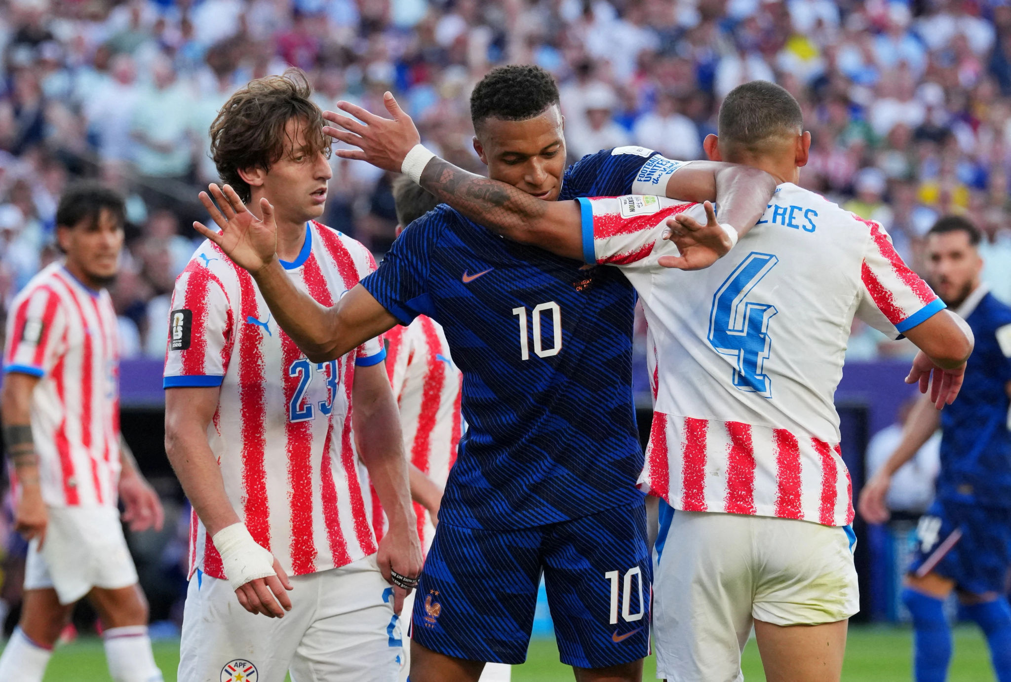 Mbappe liên tục bị các cầu thủ Paraguay phạm lỗi và khiêu khích trên sân