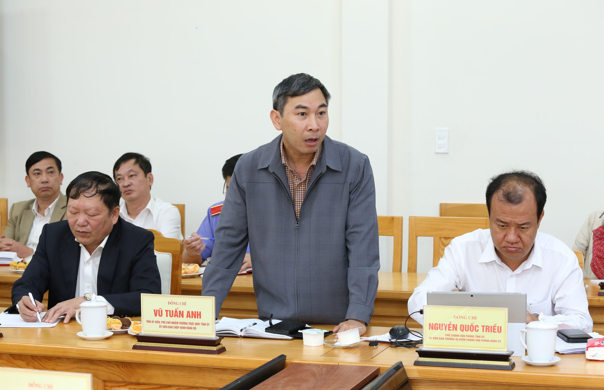 Đồng chí Vũ Tuấn Anh, Tỉnh ủy viên, Phó Chủ nhiệm Thường trực Ủy ban Kiểm tra Tỉnh ủy nêu ý kiến về công tác chính trị, tư tưởng