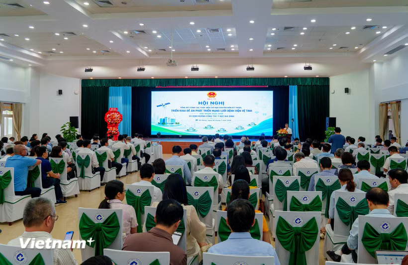 Toàn cảnh Hội nghị Tổng kết công tác chỉ đạo chuyên môn kỹ thuật, triển khai Đề án Phát triển mạng lưới bệnh viện vệ tinh giai đoạn 2026 - 2030 và định hướng công tác y học gia đình. (Ảnh: Thanh Phong/Vietnam+)