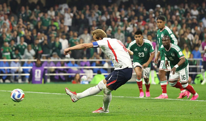 Harry Kane ăn mừng bàn thắng lịch sử trên chấm phạt đền.