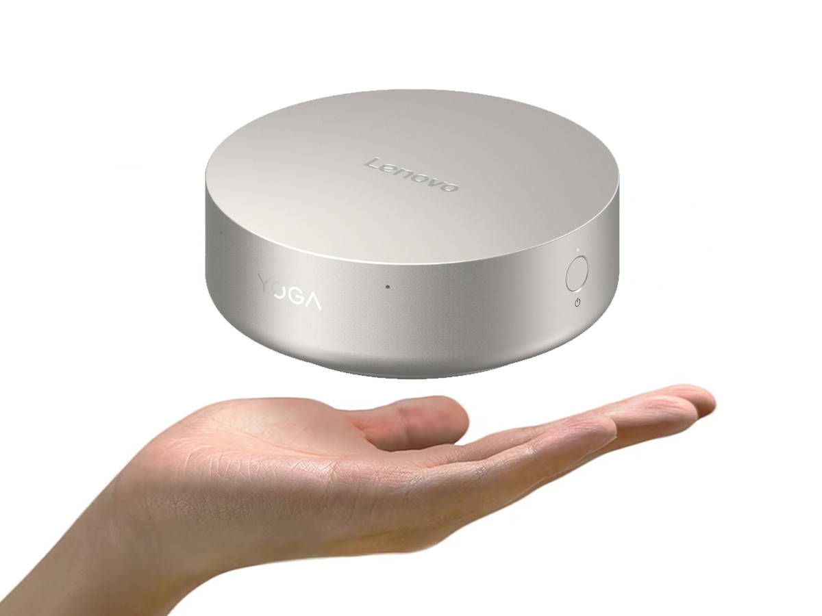 Lenovo Yoga AI Mini PC với thiết kế siêu nhỏ gọn bên cạnh màn hình và bàn phím.