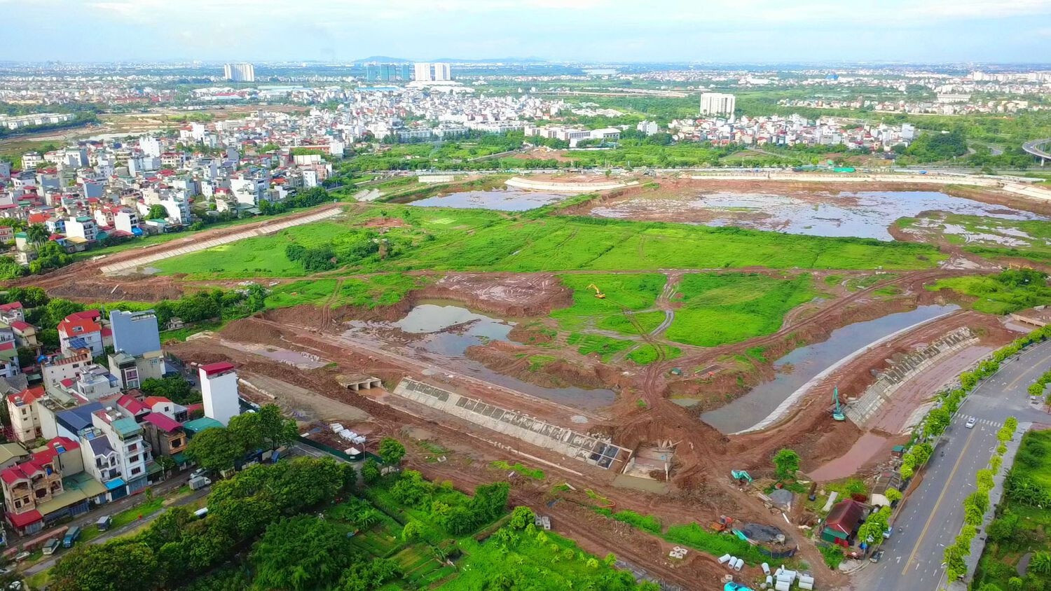 Công trường thi công dự án hồ điều hòa Cự Khối tại Hà Nội