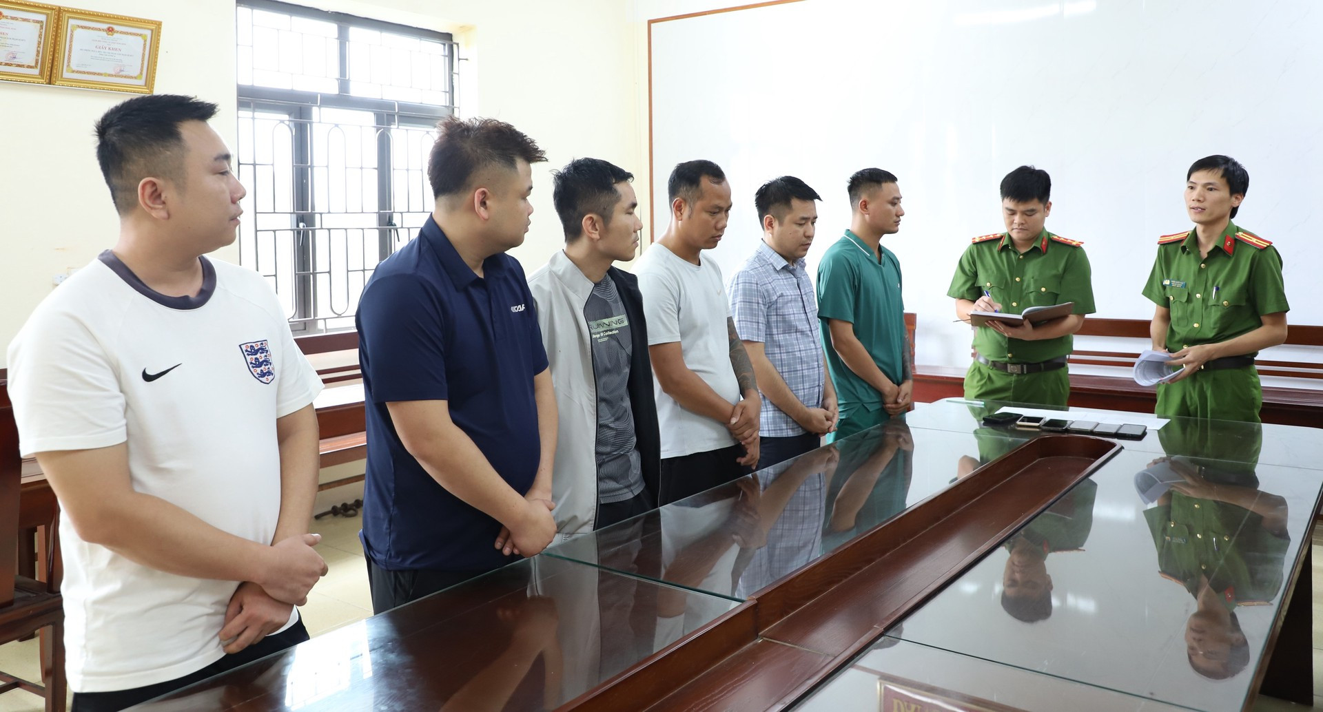 Các đối tượng bị tạm giữ cùng tang vật vụ án cá độ bóng đá tại Ninh Bình