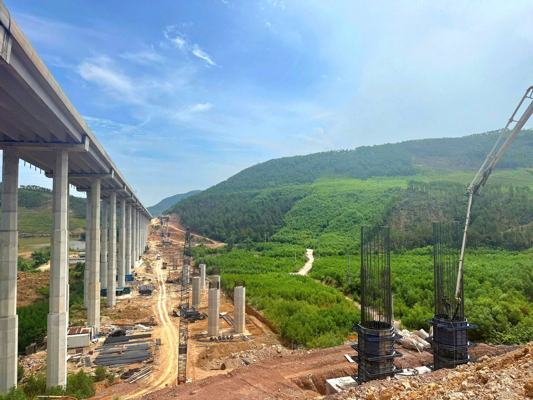 Công trường dự án hoàn thiện hầm Thần Vũ và các cầu dẫn kết nối trên cao tốc Bắc - Nam