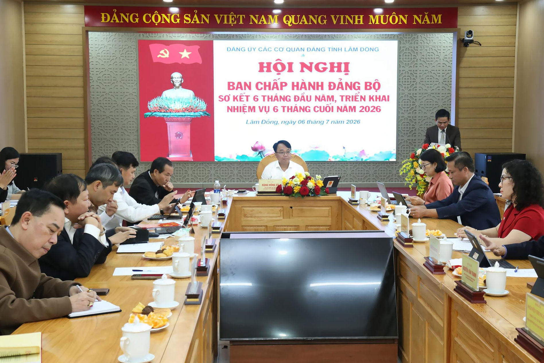 quang-canh-hoi-nghi(1).jpg