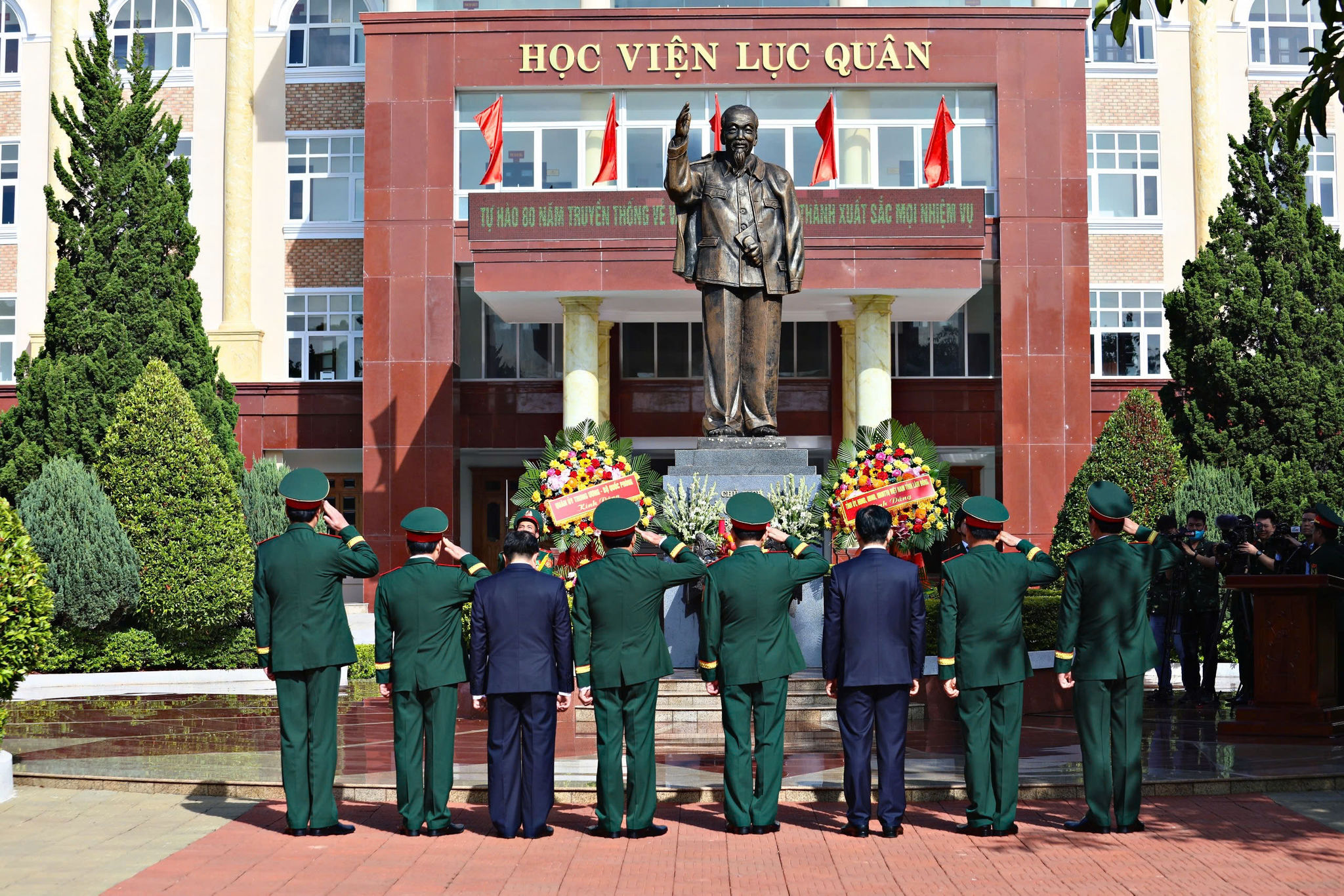 Các đồng chí đại biểu thắp nhang viếng Chủ tịch Hồ Chí Minh tại Học viện Lục quân