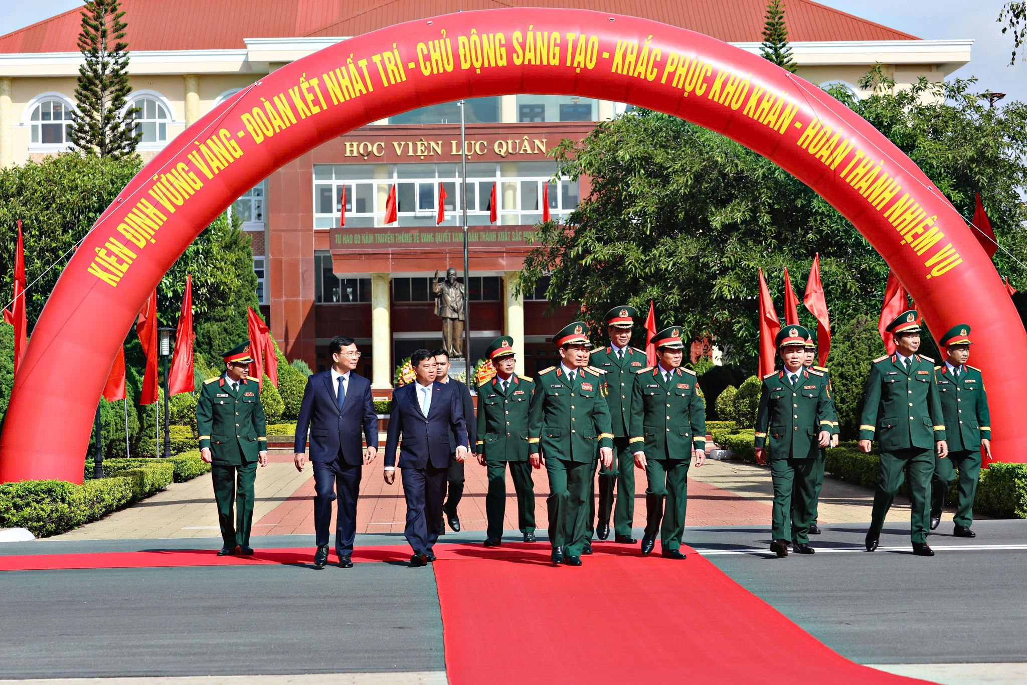 Các đồng chí lãnh đạo Bộ quốc phòng, lãnh đạo tỉnh Lâm Đồng dự lễ kỷ niệm