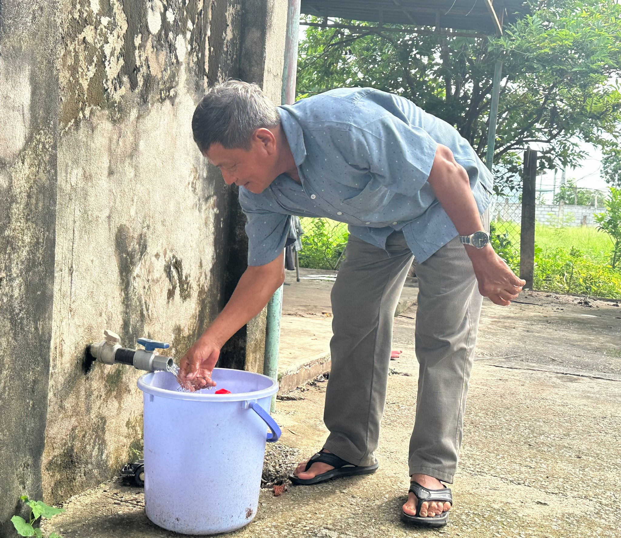 Gia đình ông Dương Thành Tài, Tổ dân phố Kim Ngọc, phường Hàm Thắng tận dụng nguồn nước mưa để sinh hoạt