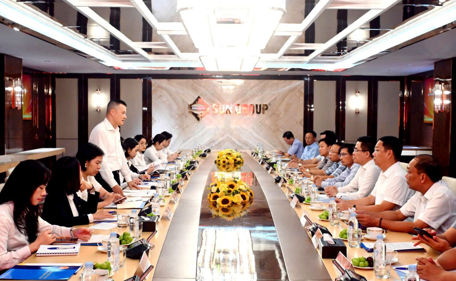 Buổi làm việc giữa lãnh đạo tỉnh Quảng Ngãi và Tập đoàn Sun Group về các dự án hạ tầng và đô thị.