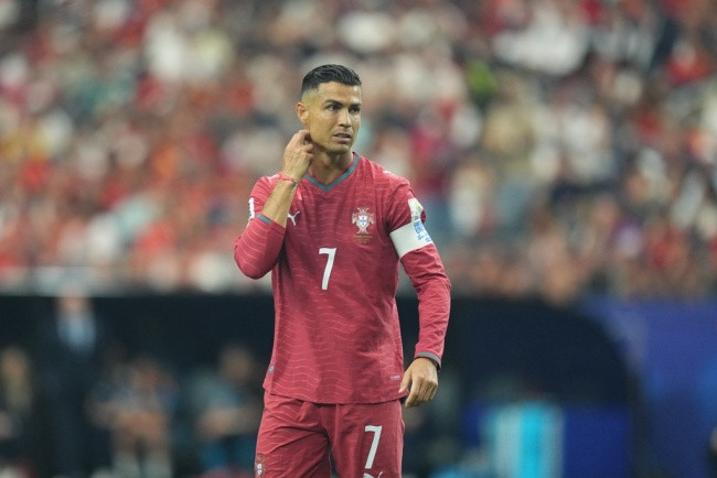 Cristiano Ronaldo thất vọng trong trận đấu với Tây Ban Nha