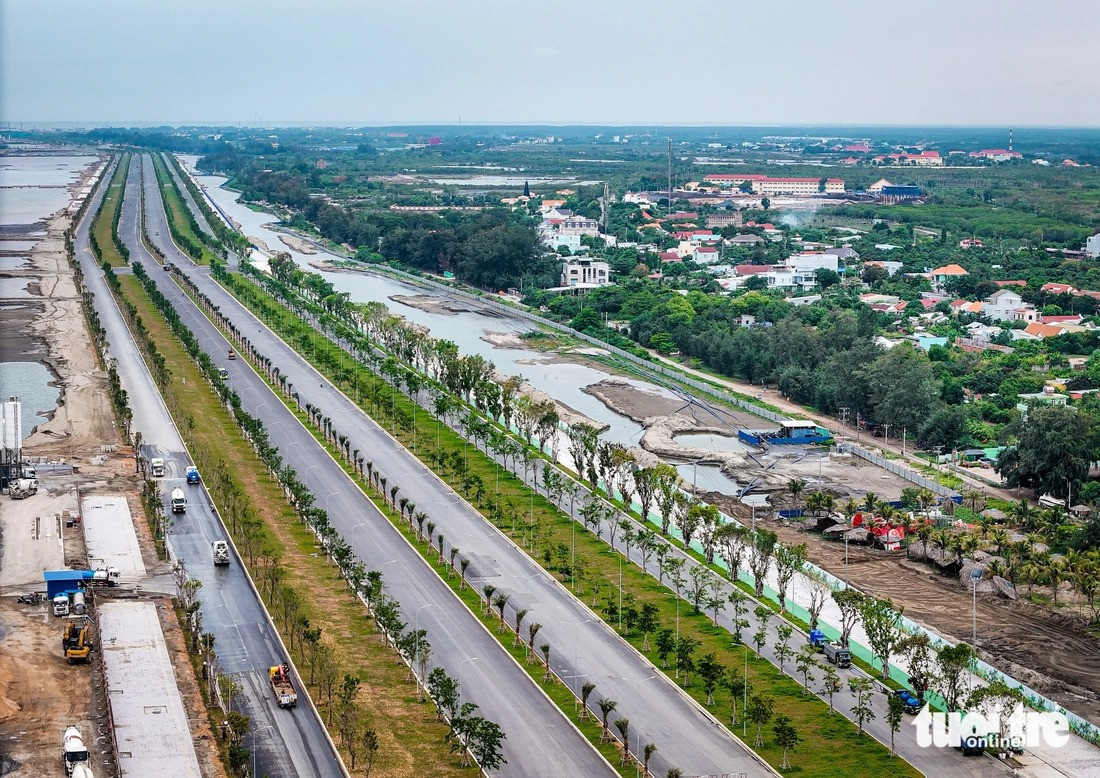 Trục đường chính Đại lộ Thời Đại đang được thi công xuyên suốt khu đô thị lấn biển.