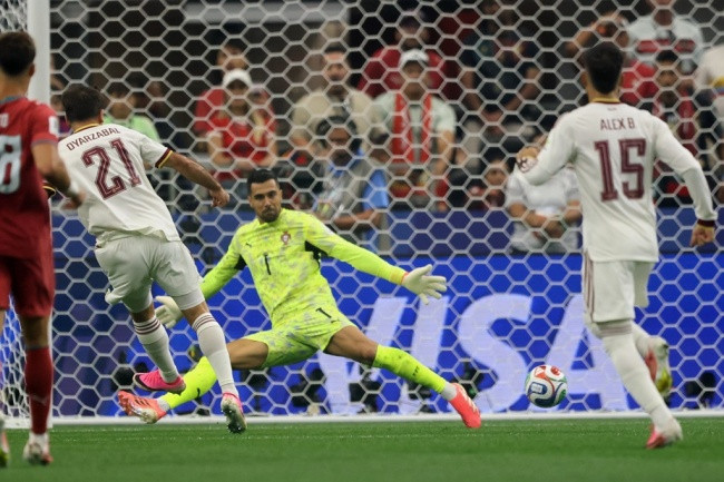 Thủ thành Diogo Costa bất lực trước cú sút của Merino