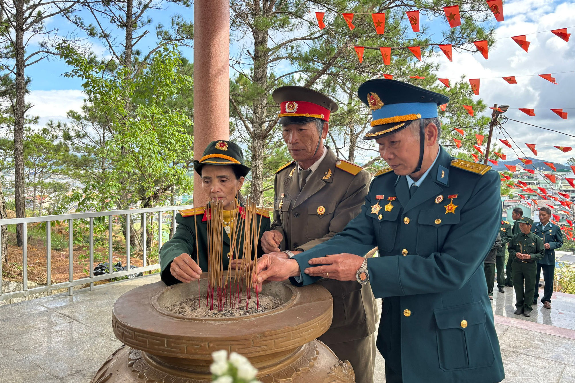 thap-nhang-tuong-niem-dong-chi-dong-bao-tai-bia-tuong-niem.jpg