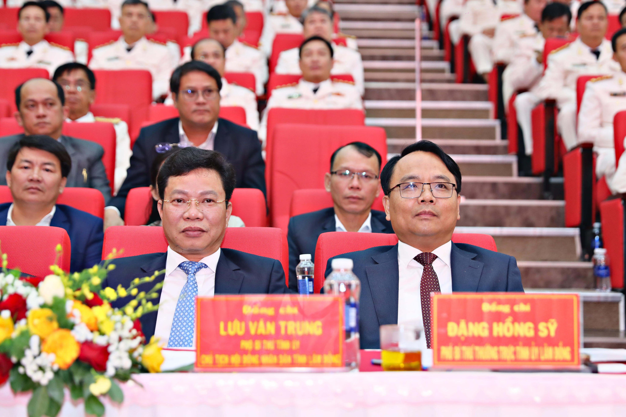 Đồng chí Đặng Hồng Sỹ, Phó Bí thư Thường trực Tỉnh ủy Lâm Đồng và đồng chí Lưu Văn Trung, Phó Bí thư Tỉnh uỷ, Chủ tịch HĐND tỉnh tới dự lễ kỷ niệm