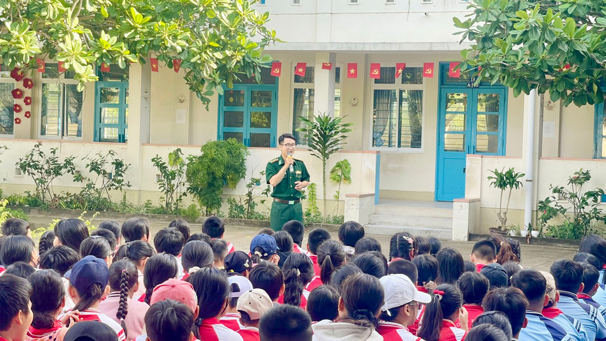 Ảnh 1 Cán bộ, đoàn viên Chi đoàn Đồn Biên phòng Mũi Né tuyên truyền phòng, chống đuối nước