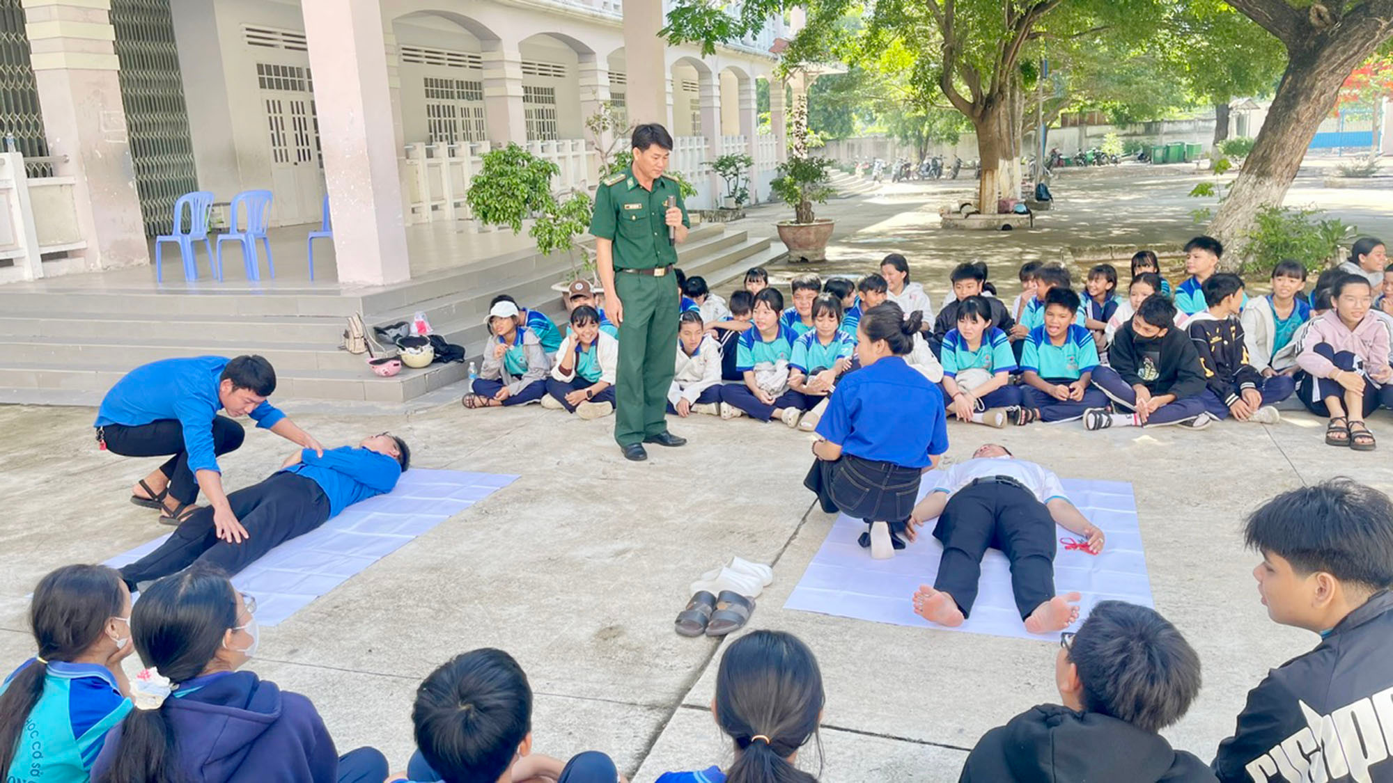 Ảnh 3. Hướng dẫn thực hành các kỹ năng sơ cứu ban đầu đối với nạn nhân bị đuối nước