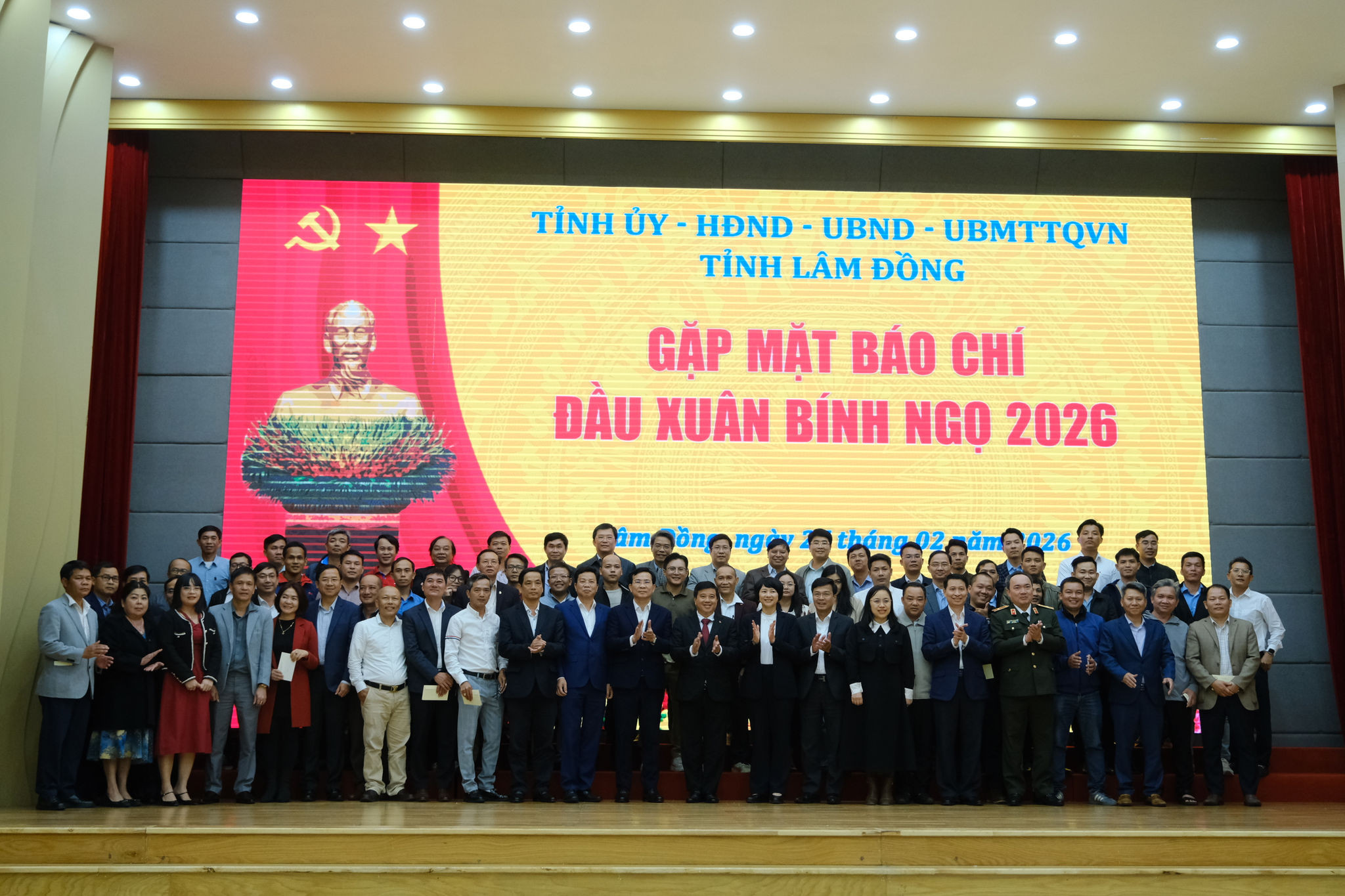 Các đồng chí lãnh đạo tỉnh Lâm Đồng chụp hình lưu niệm cùng các nhà báo, phóng viên