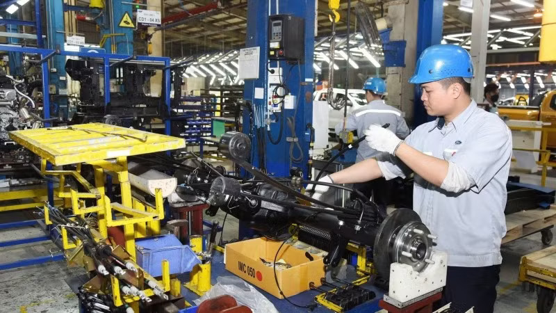 Sản xuất, lắp ráp ô-tô tại Công ty trách nhiệm hữu hạn Ford Việt Nam, Hải Phòng. (Ảnh: TRẦN HẢI) tang-truong-hai-con-so.jpg