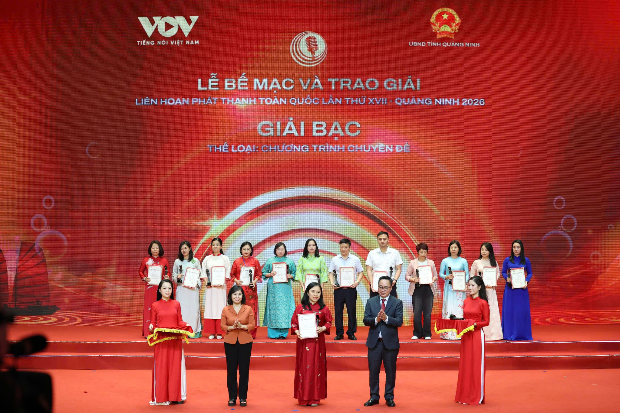 Đại diện Phòng Dân tộc thiểu số Báo và PTTH Lâm Đồng (hàng đầu tiên, thứ 3 từ trái qua) nhận giải Bạc tại lễ bế mạc
