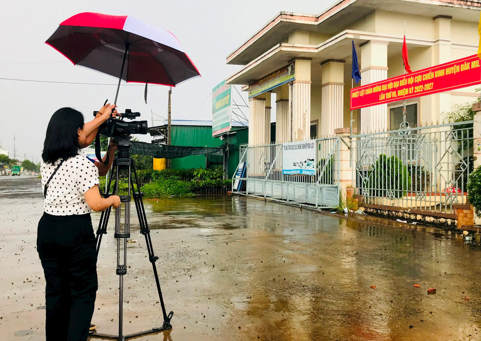 Để hoàn thành nhiệm vụ, PV sẵn sàng chịu ướt để bảo vệ thiết bị, máy móc