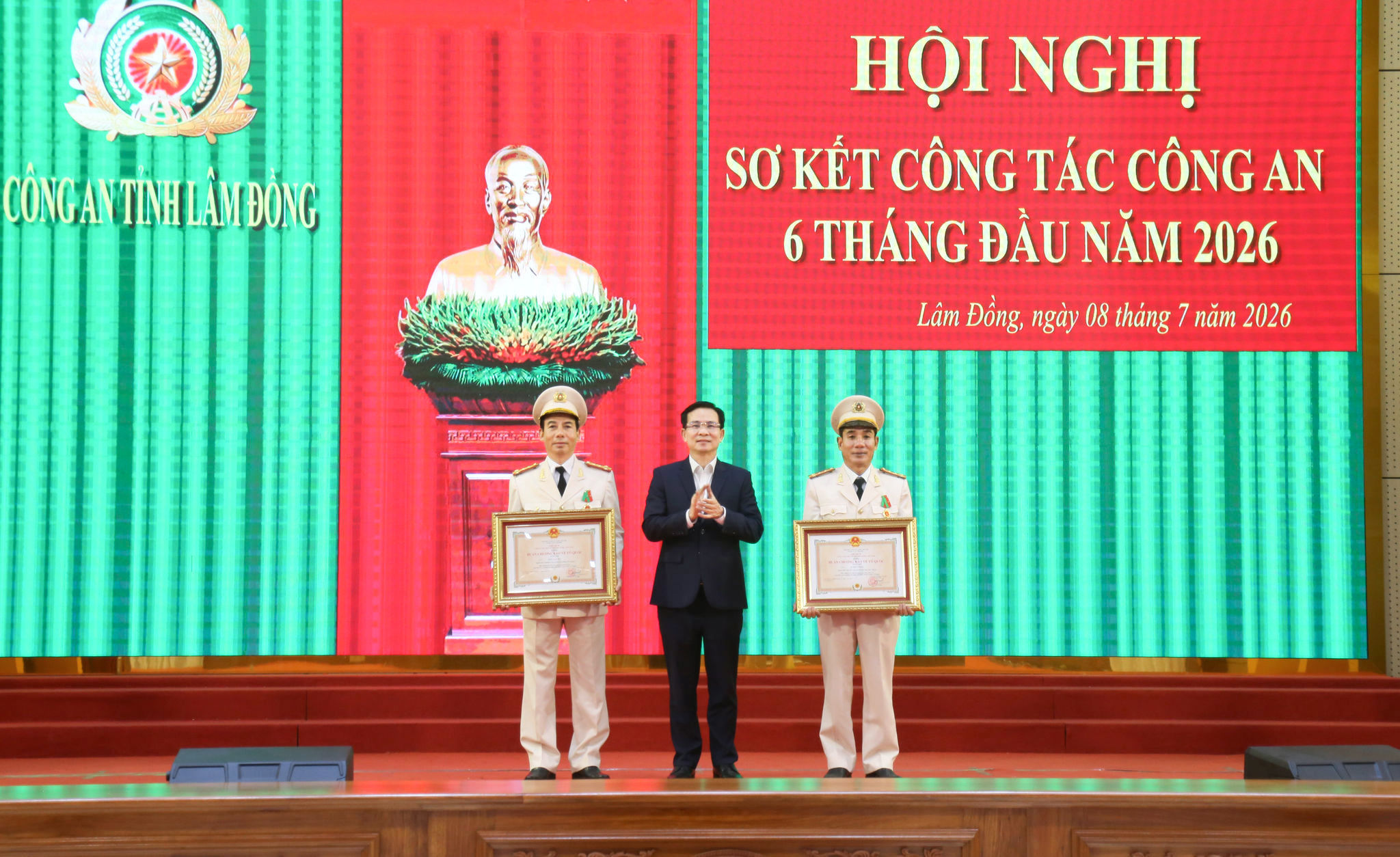 dong-chi-ho-van-muoi-chu-tich-ubnd-tinh-lam-dong-trao-huan-chuong-lao-dong-hang-nhi-cho-cac-ca-nhan-co-thanh-tich-xuat-sac-1-.jpg