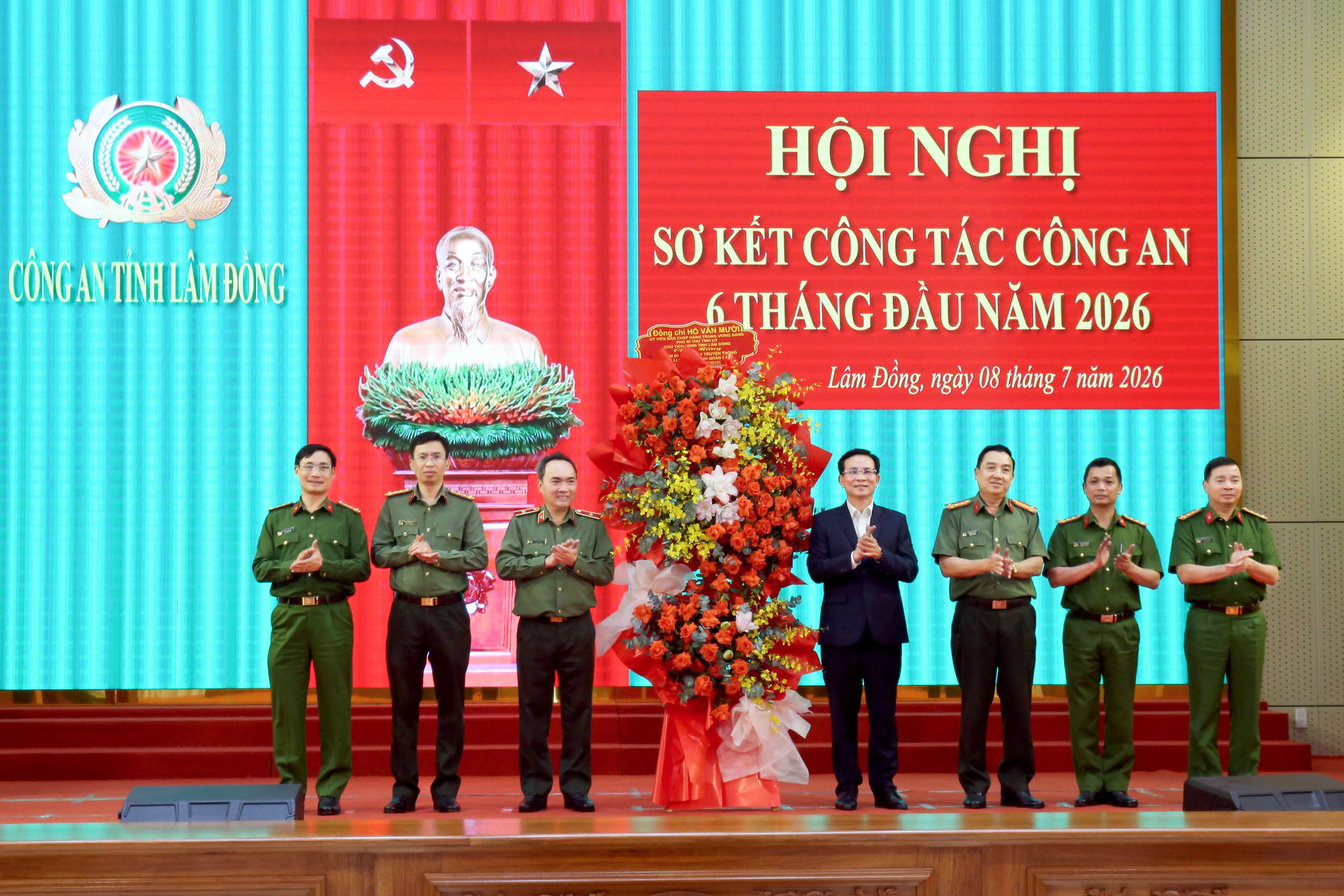 dong-chi-ho-van-muoi-chu-tich-ubnd-tinh-tang-hoa-chuc-mung-80-nam-ngay-truyen-thong-luc-luong-an-ninh-nhan-dan-1-.jpg