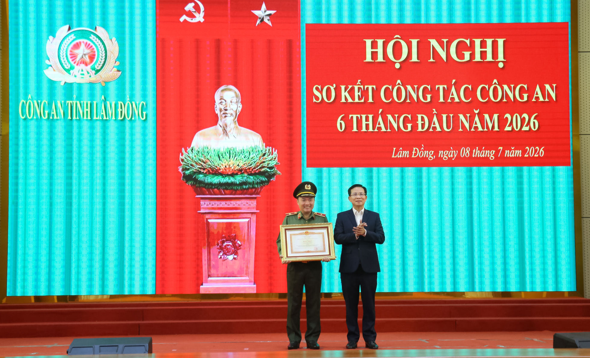dong-chi-ho-van-muoi-chu-tich-ubnd-tinh-trao-bang-khen-cua-thu-tuong-chinh-phu-cho-cong-an-tinh-vi-co-nhieu-thanh-tich-trong-xay-dung-trien-khai-de-an-06-giai-doan-2022-2025-1-.jpg