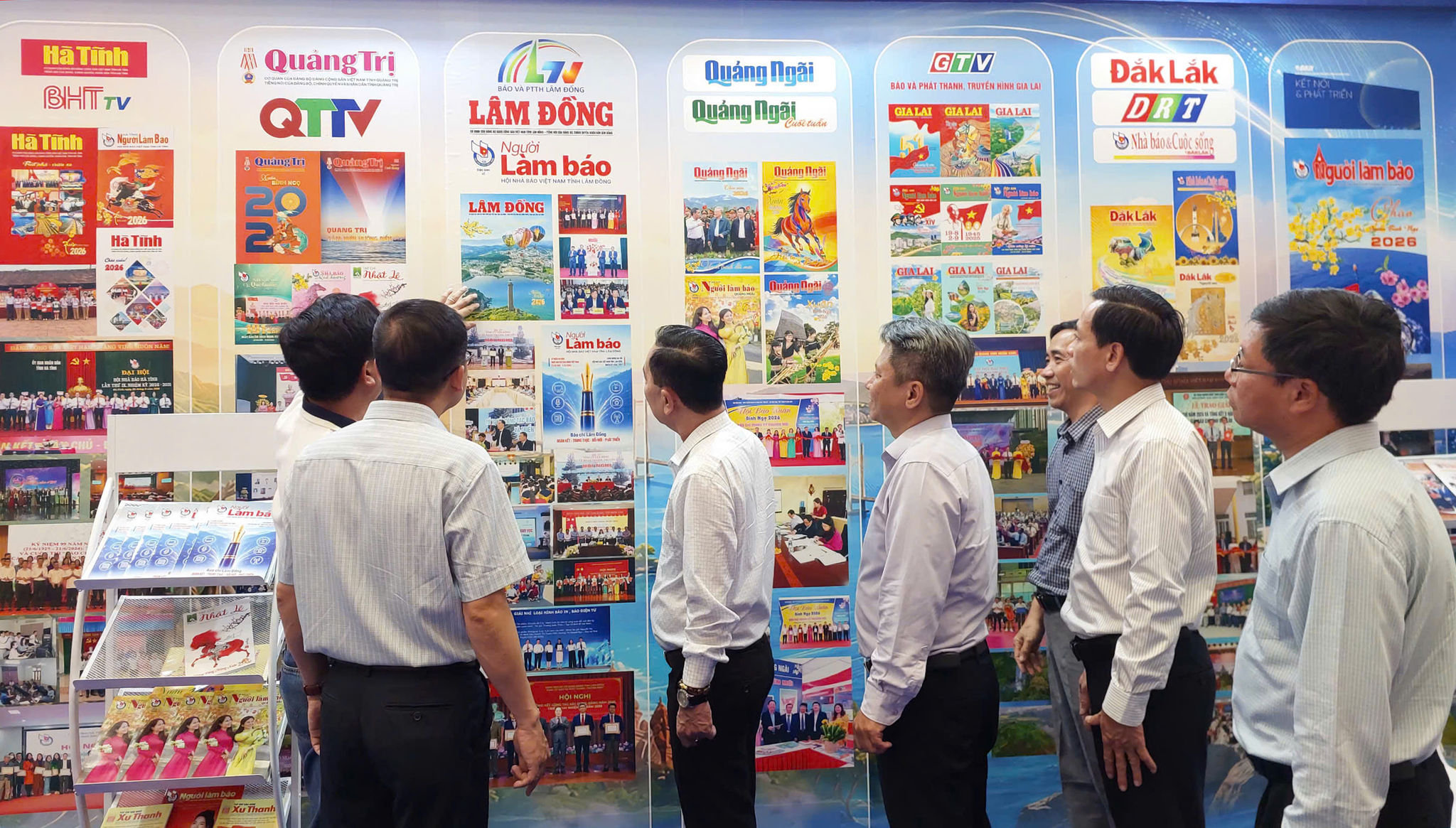 Gian trưng bày của Cụm thi đua Hội Nhà báo các tỉnh Tây Nguyên và Duyên hải miền Trung